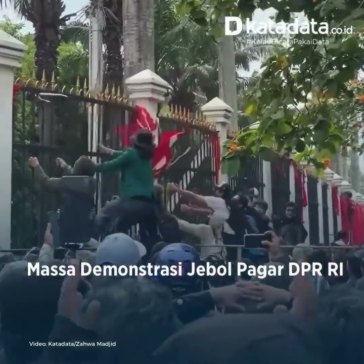 Massa Demonstrasi Jebol Pagar DPR RI