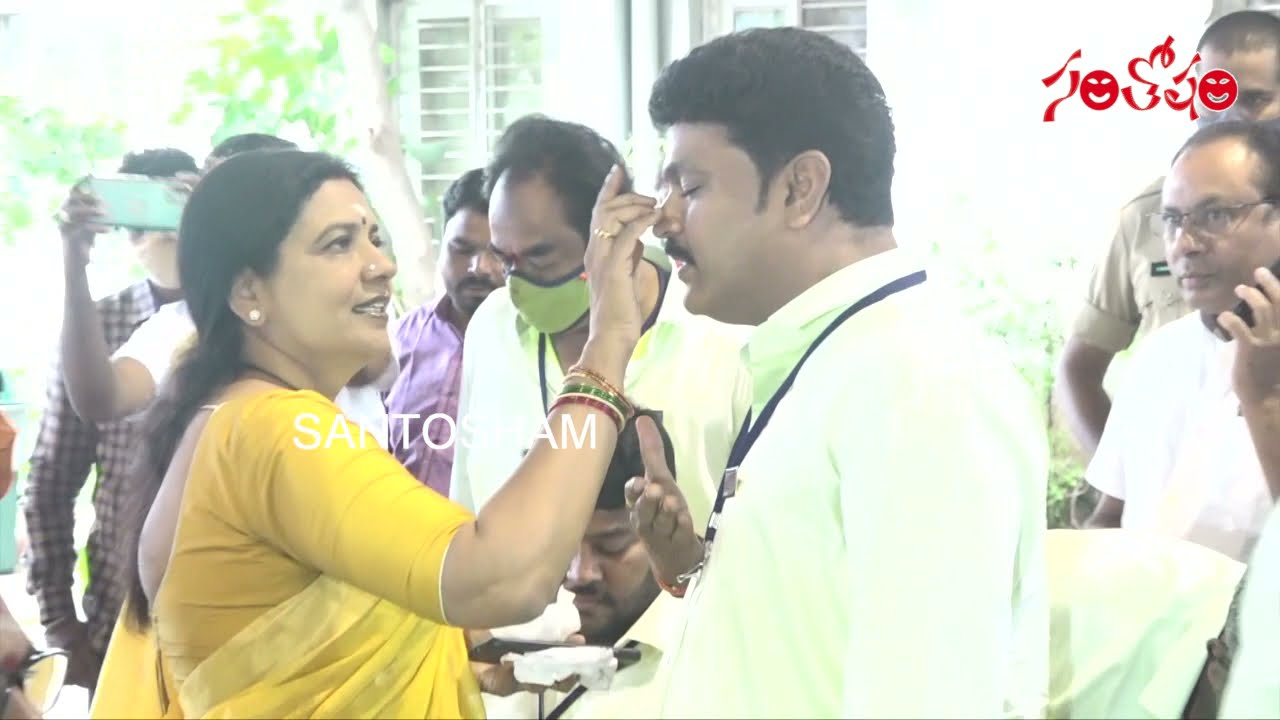Jeevitha Rajasekhar Cast Her Vote @ MAA Elections Polling | Prakash Raj | Vishnu | Santosham Suresh