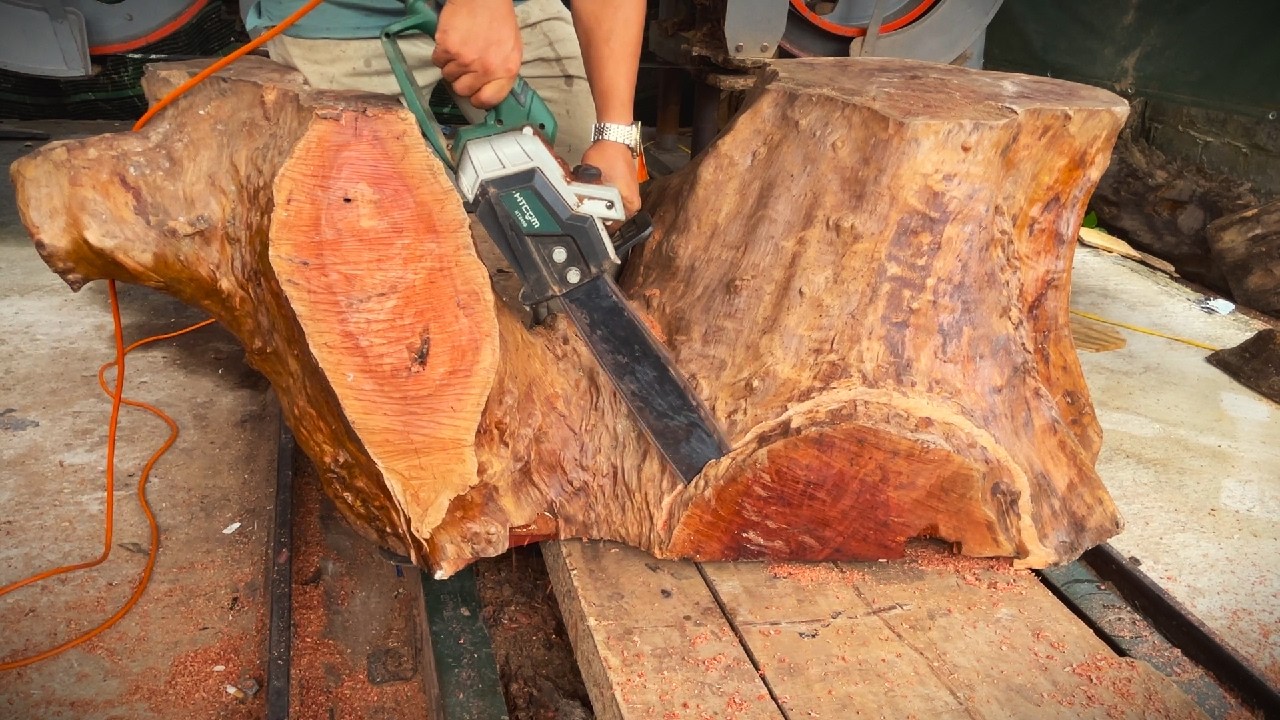Believe It Or Not, This Is A Unique Tea Table Made From The Trunk Of A 100-Year-Old Tree.