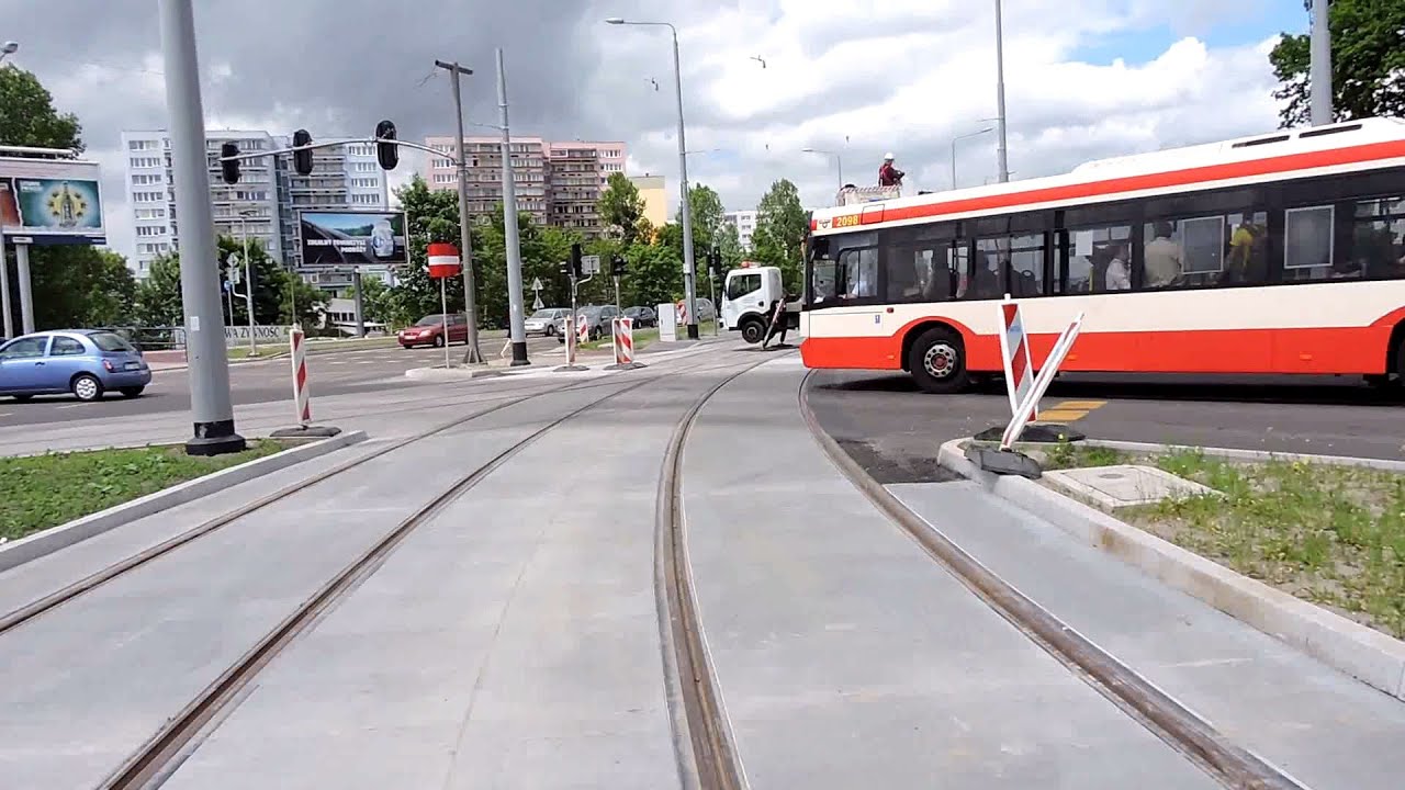 Przejazd torami tramwajowymi na Morenie ulicą Rakoczego. Gdańsk Morena nowe tory