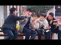 Man Feeds Strangers | Prank 当被陌生小伙喂薯片，有人虽然嘴上说不，身体却很诚实