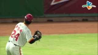 20130810 CPBL 象VS獅 4下 花絮 郭岱琦太有力丟球給球迷沒人能接到