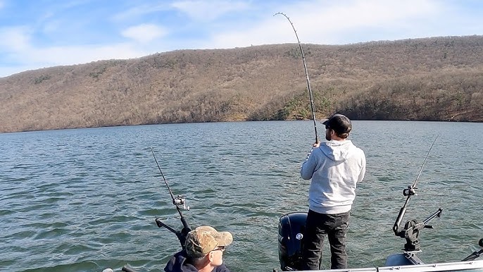 Catching a BIG FISH at RAYSTOWN LAKE in Pennsylvania! 