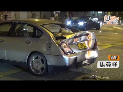 私家車疑切線捱撞　巴士車長受傷送院