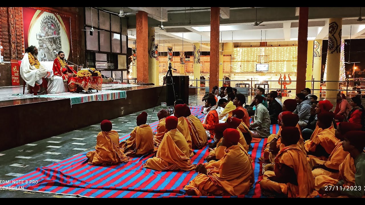 पशुपतिनाथ मन्दिर के सभागार में उपस्थित विद्यार्थियों को शिवतत्त्व का उपदेश करते हुए निग्रहाचार्य