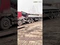 制御スライドの技術：高効率鋼板搬送：クレーン不要の荷降ろし用支柱を用いたサイドティッパートラック技術