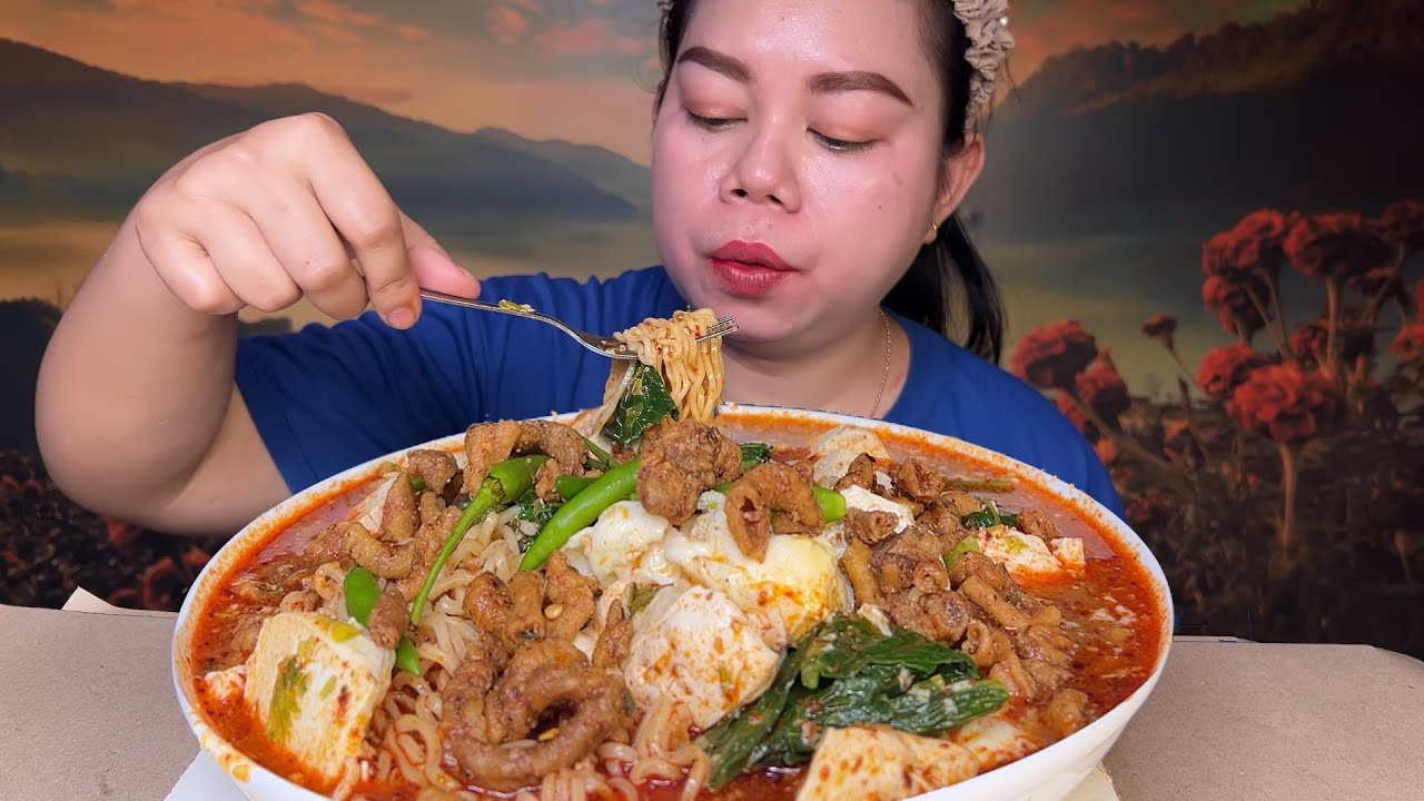Pedas Guruih Mie sedap kuah soto telur sawi toping seblak usus ayam cabe rawit MUKBANG
