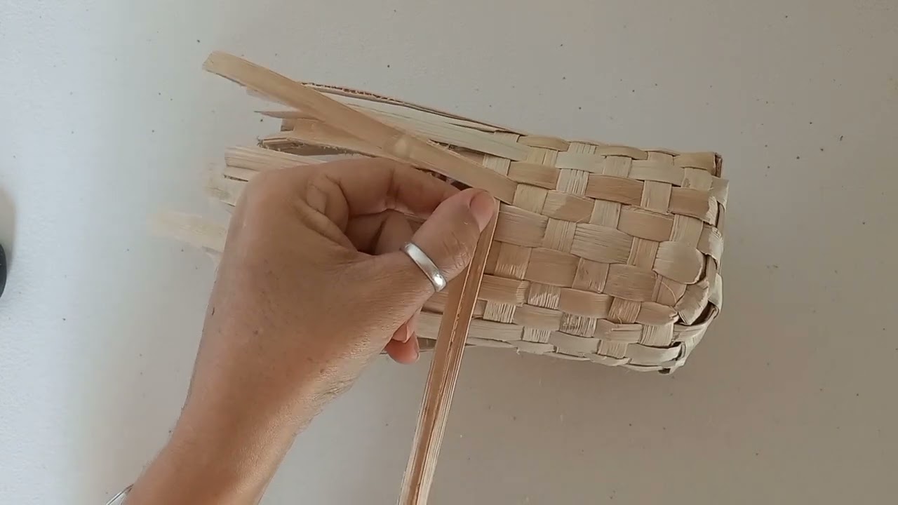 cestinha feita com fibra de bananeira.