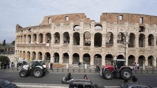 Italie : les agriculteurs font défiler des tracteurs le long du Colisée