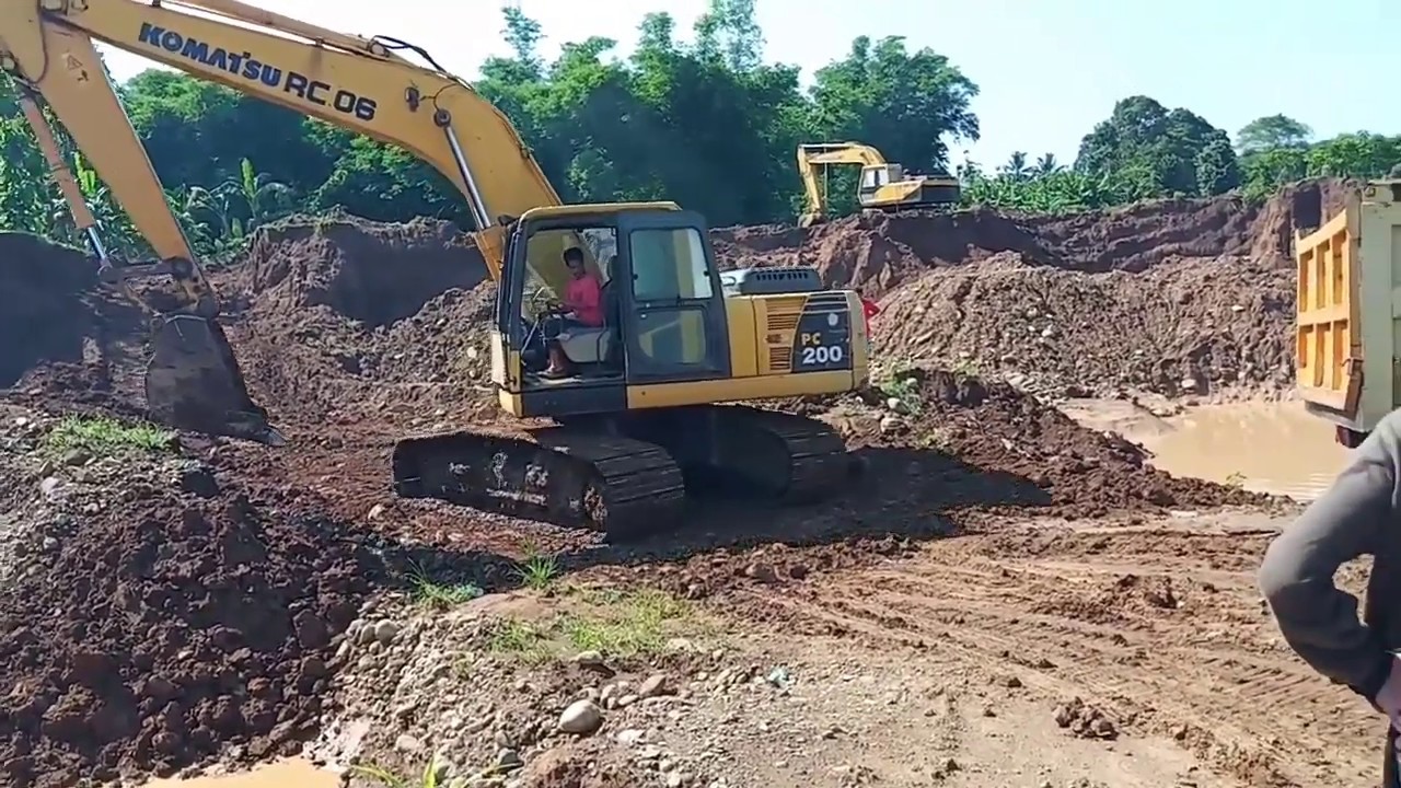 Excavator Dan Dump  Truk  Di Tambang Tanah  YouTube