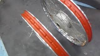 スーパーカブのタイヤ交換。　普段は見ることのないホイールの内側、サビは取り除き　さび対策を致します。【東京都八王子市】