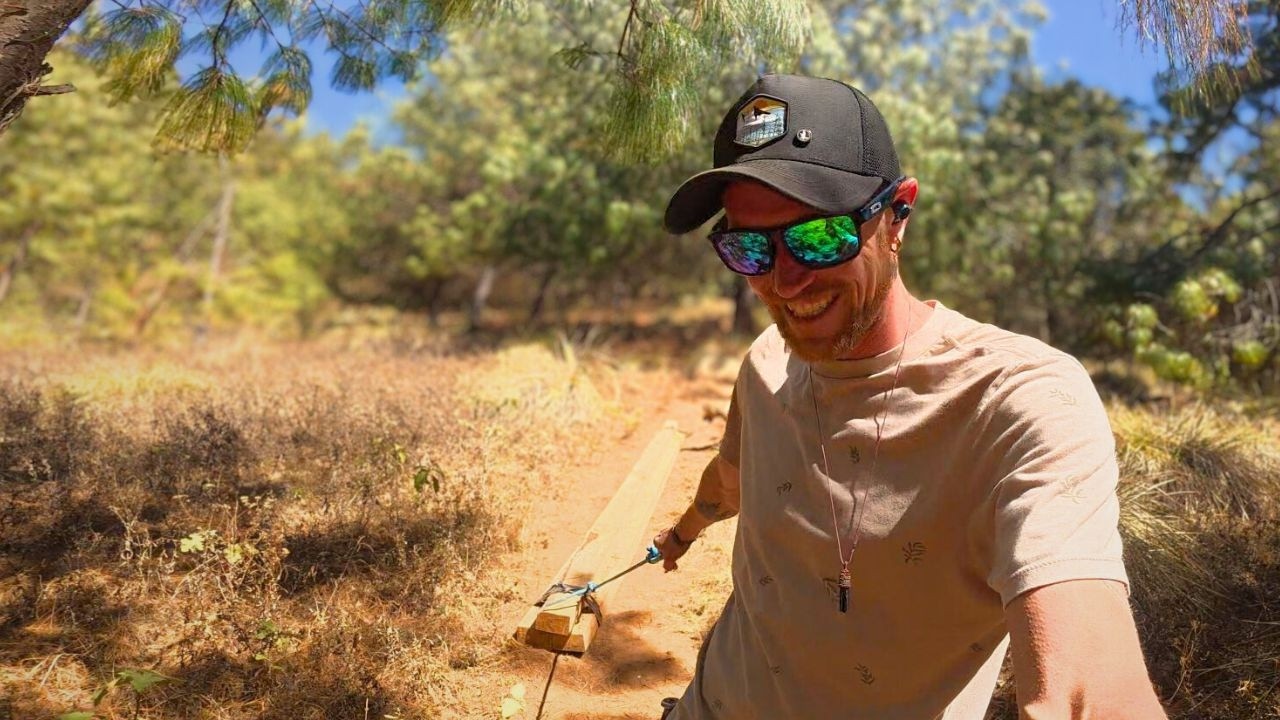 No pensaba grabar hoy… pero terminé arrastrando vigas montaña abajo