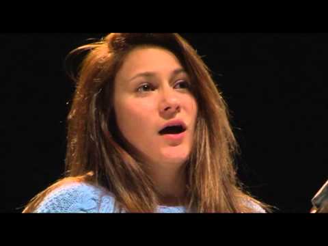 გაყინული სურათები ისტორიებს ჰყვებიან - ძალადობა, მსხვერპლი, ტკივილი და ა.შ.