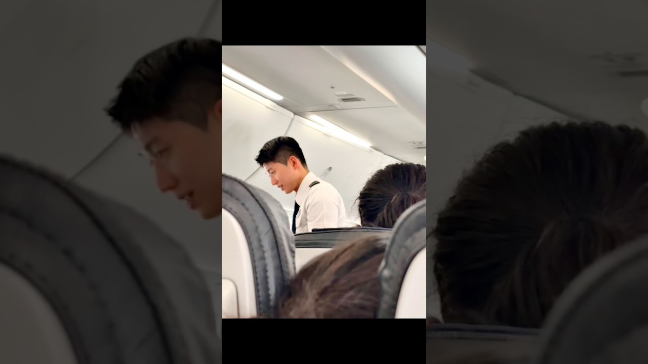 郑州直飞韩国🇰🇷遇到的帅气空乘 笑起来真的很像朴宝剑🥺 可惜不让拍照📷机票真的值了 #空乘 #飞机上帅哥 #空少 #易斯达航空 #首尔 #易斯达航空 #帅哥 #韩国 #samueldang