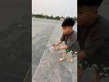 Thả diều cậu nhóc chơi trò thả cuộn dây ra đuổi theo cực vui #kite #layangan #pipa在台灣 #diềusáo