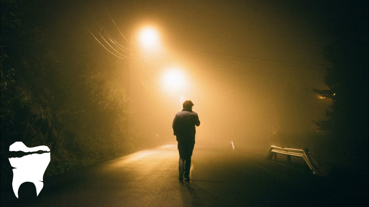 Одинокий силуэт в окне. Парень кружит девушку. Грустная любовь. Влюбленные в тумане. Человек с телефоном в кровати.