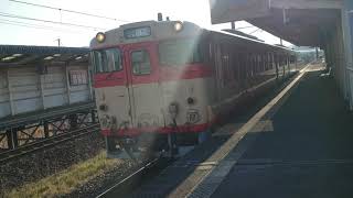 JR長崎線・西諫早駅を発車するキハ66.67形の佐世保行き普通列車