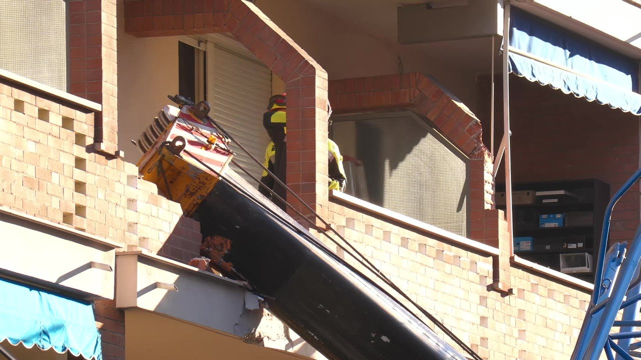 Crollo gru a Torino, VVFF al lavoro sull'edificio: tre operai sono morti travolti dal macchinario