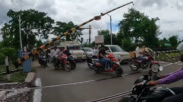 Very traffic jam in a busy railgate in ER and furiously coalfield express and EMU crosses | OMG 😳