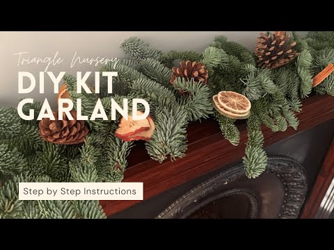 Video: Spruce Up A Plain Evergreen Wreath - Dekorera med fodermaterial