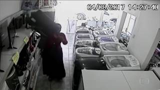 Mulher Rouba Tv De 20 Polegadas Escondendo Embaixo Da Saia