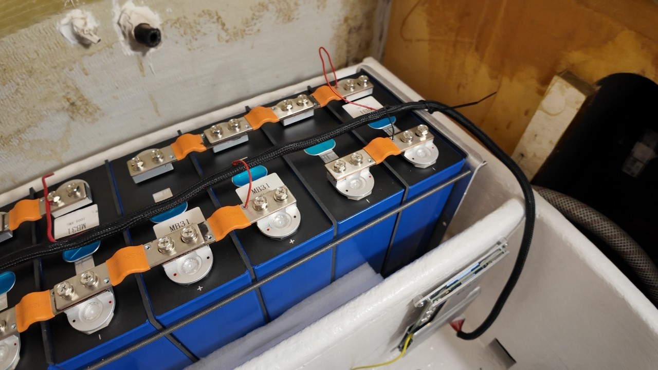 ⁣Assembly of our 16 kWh 24v LiFePO4 battery pack with JK BMS and cell compression with foam