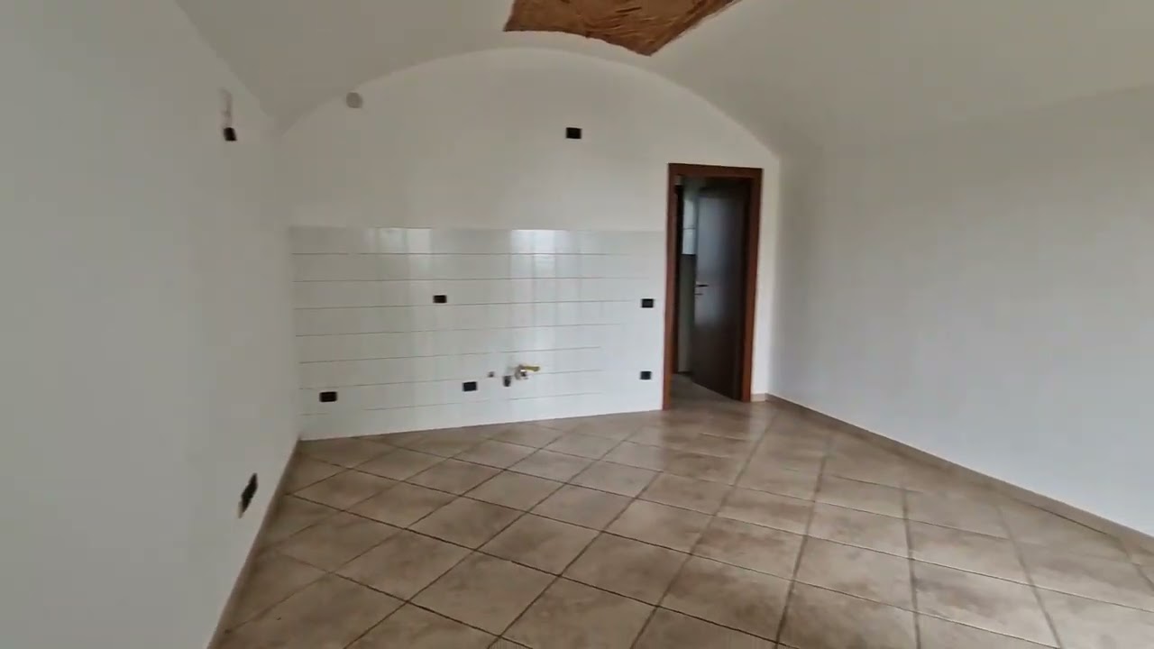 Luminoso appartamento con box auto in vendita a Luvinate