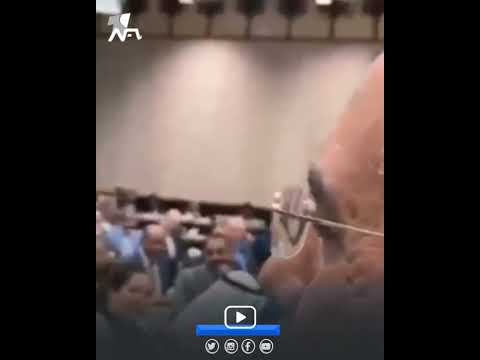 نائب يستخدم صافرة الحكم داخل قاعة المجلس لغرض عرقلة التصويت على قانون سانت ليغو