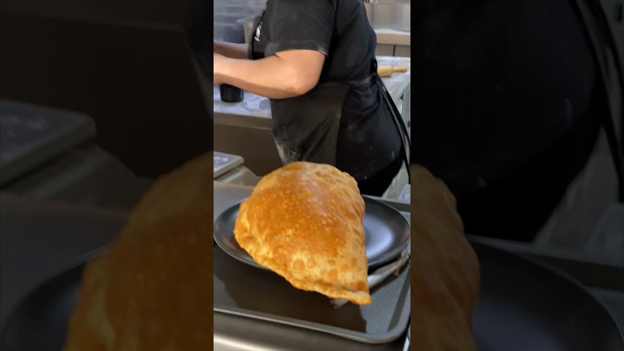 Гигантский чебурек. Как готовят надувной чебурек? Пельменотека ЦЕХ Саратов 