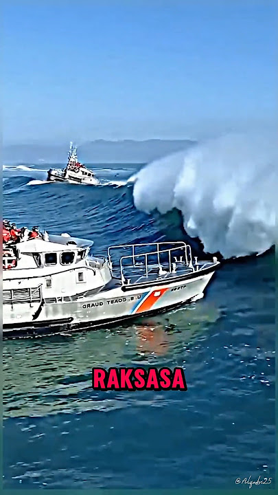 Kapal Nyaris Tersapu Ombak Raksasa!