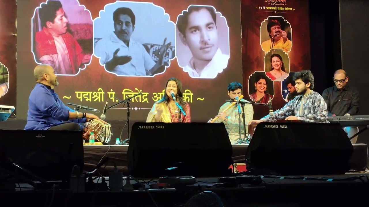 स्वर अभिषेकी संगीत संमेलनात प्रियांका बर्वे गाणं सादर करताना.