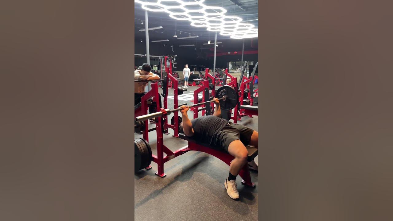 hitting-1-plate-bench-press-fitness-gym-benchpress-gymlife