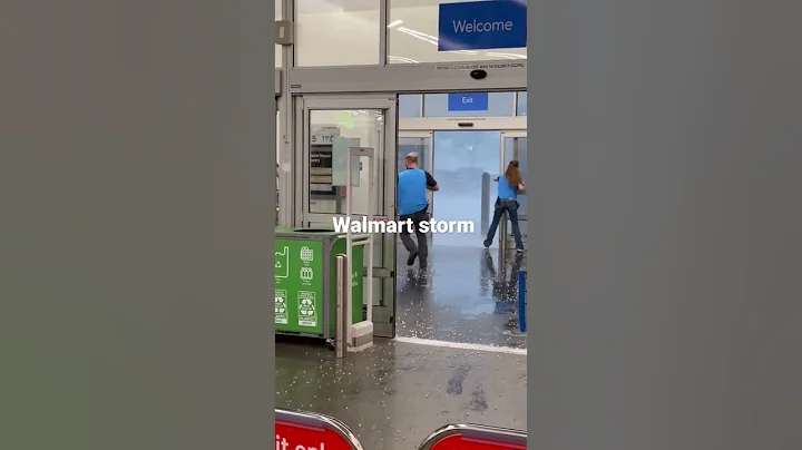 Walmart employees rush to save hail storm and Flood out of the store￼ - DayDayNews
