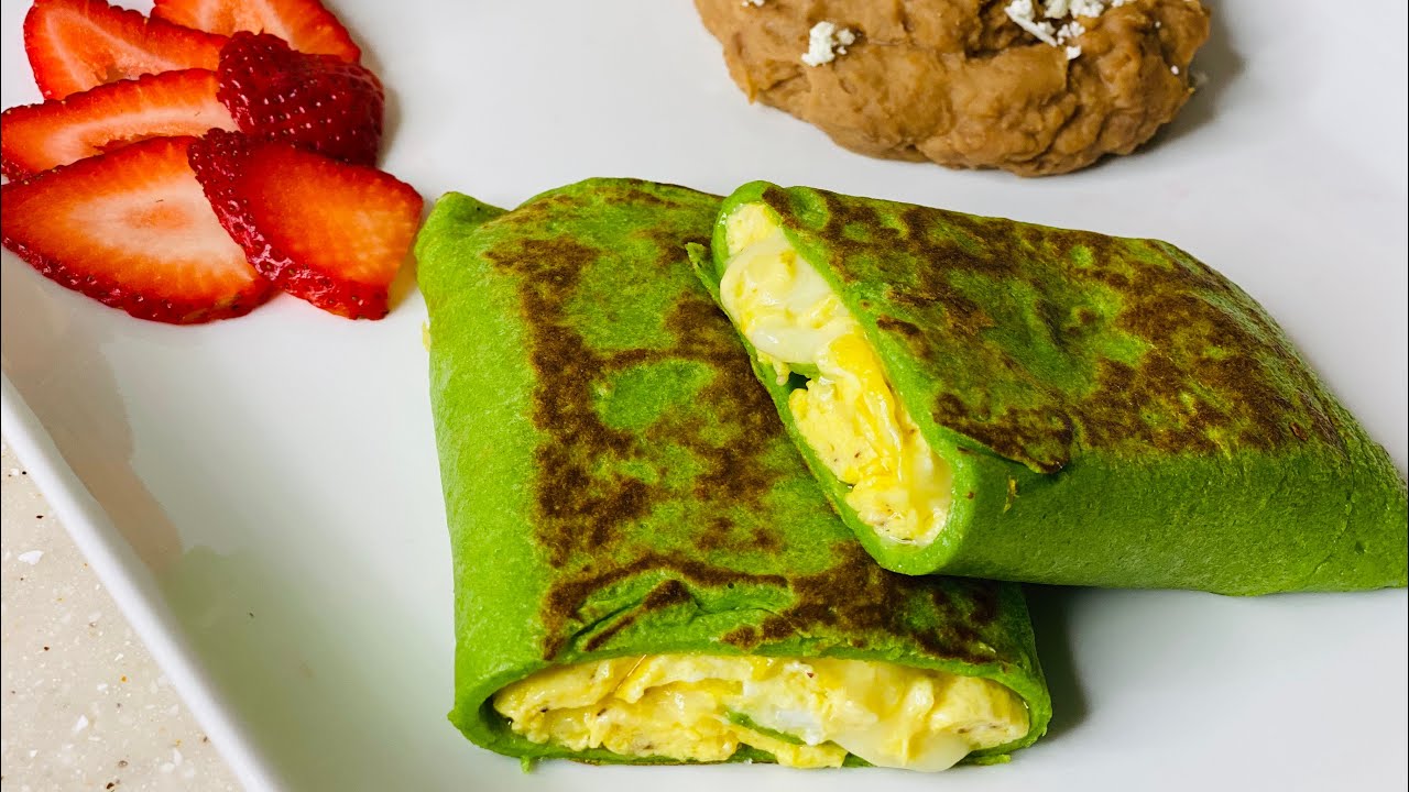 Crepas de espinacas rellenas de huevo gratinado.