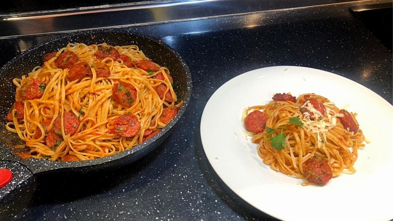 Makarona me Salcë të Bërë në Shtëpi dhe Sallam | Homemade Pasta with Tomatoe Sauce and Sausage