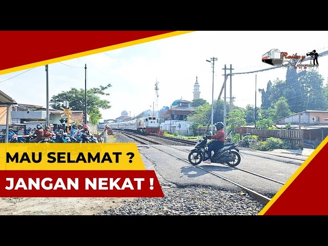 KONYOL ❗️ Aksi Motor Terobos Palang Pintu Kereta api di Semarang #perlintasankeretaapi class=