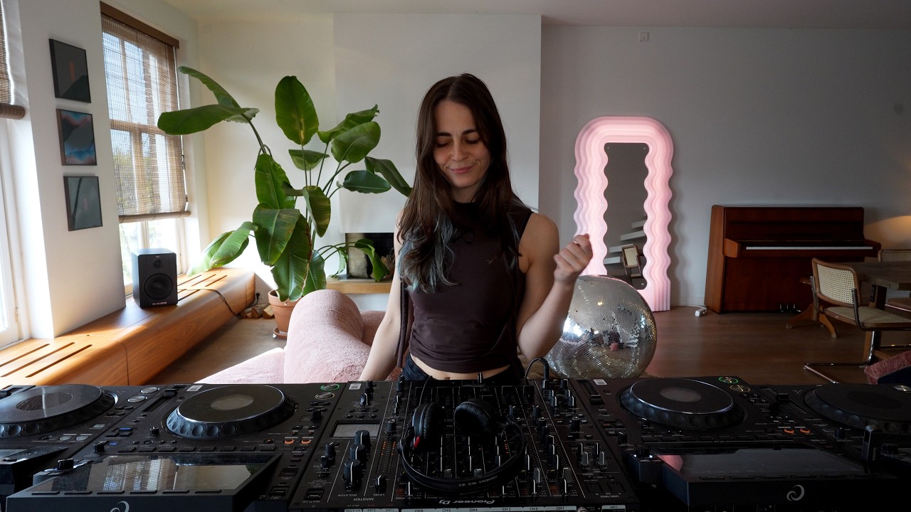 Into The Light 007 - First Days of Spring w/ Nicky Elisabeth