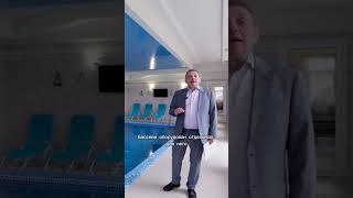 Роскошный бассейн с редкими, для загородного дома, размерами в поселке Чистые Пруды в Новой Москве