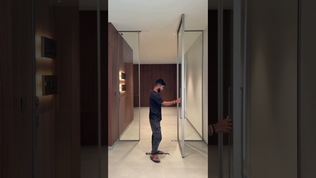 Тонкая поворотная дверь создает роскошный вид входа 