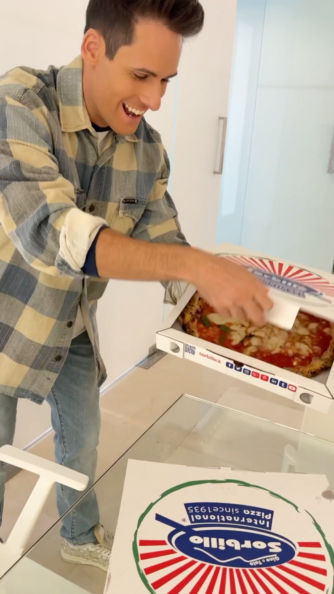 Luì ordina le pizza ma qualcosa va storto..