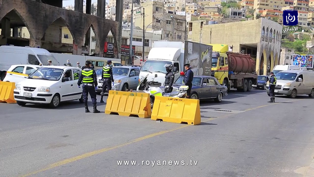 رجال الأمن العام في وسط البلد بعمان يقومون بحجز المركبات التي لا تحمل تصاريح حركة