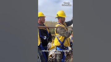 Spoorwegwerkers zijn bezig met het aanleggen van het spoorwegcontactnetwerk