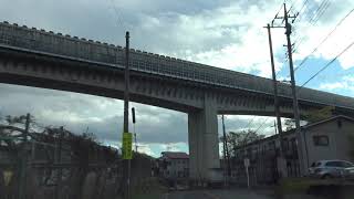 重厚な中央リニア新幹線の高架軌道と富士急行線の鉄橋の2つをまとめてくぐる国道139号の車窓
