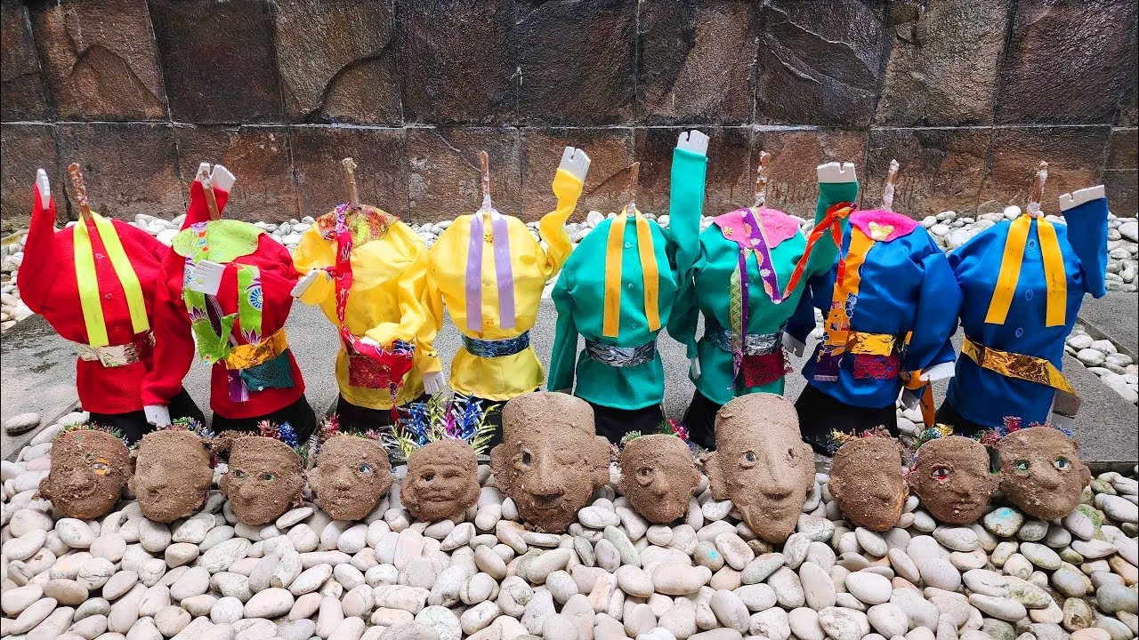 Cuci Bersih Kepala Ondel Ondel Dari Lumpur Tanah Pasir lalu Pasang Ke Badan 8 Ondel Berlumpur 783