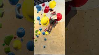 Boulder #189 until I reach black tape @lecampdebase.bruxelles #bouldering #indoorclimbing #blacktape