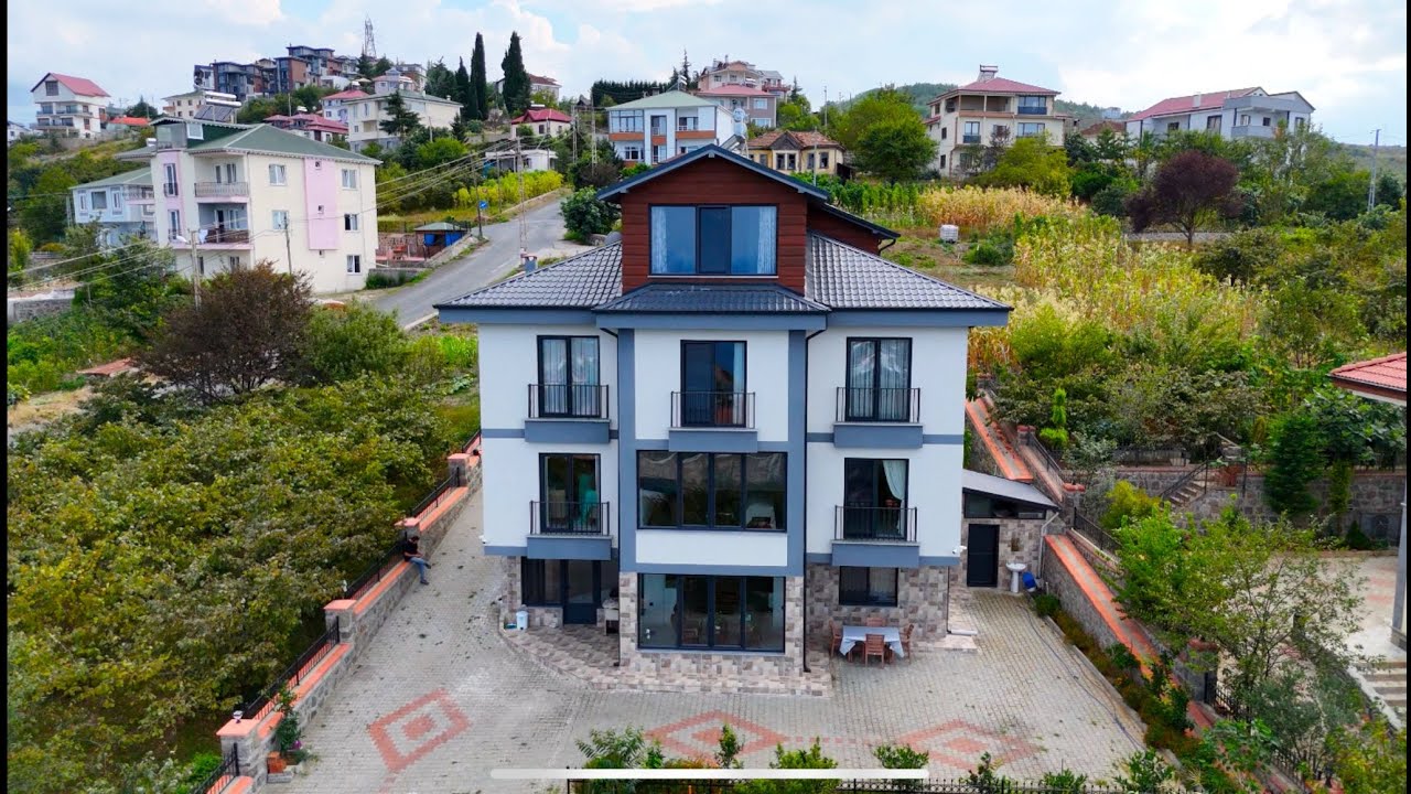 فيلا جميلة بإطلالة رائعة على البحر و الطبيعة موقع مميز في طرابزون