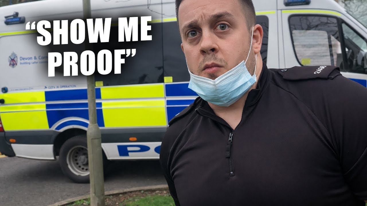 «Покажите мне доказательства» — полицейский допрашивает гражданского во время видеосъемки в Велик...