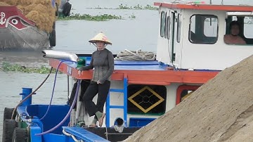 Đã mắt xem ghe sà lan vượt cống ngăn mặn