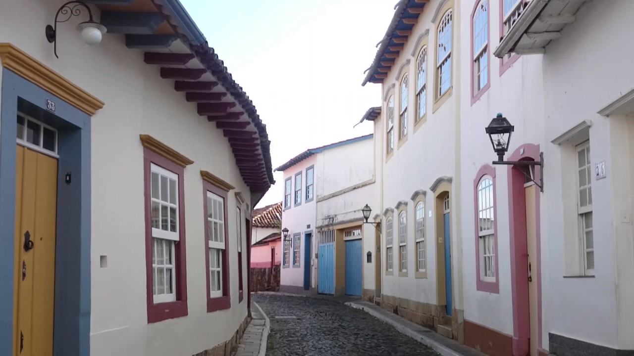 Rua Típica Da Cidade Histórica De Sao Joao Del Rei Conhecida Como Rua De  Casas Tortas Imagem Editorial - Imagem de arquitetura, estilo: 250284115