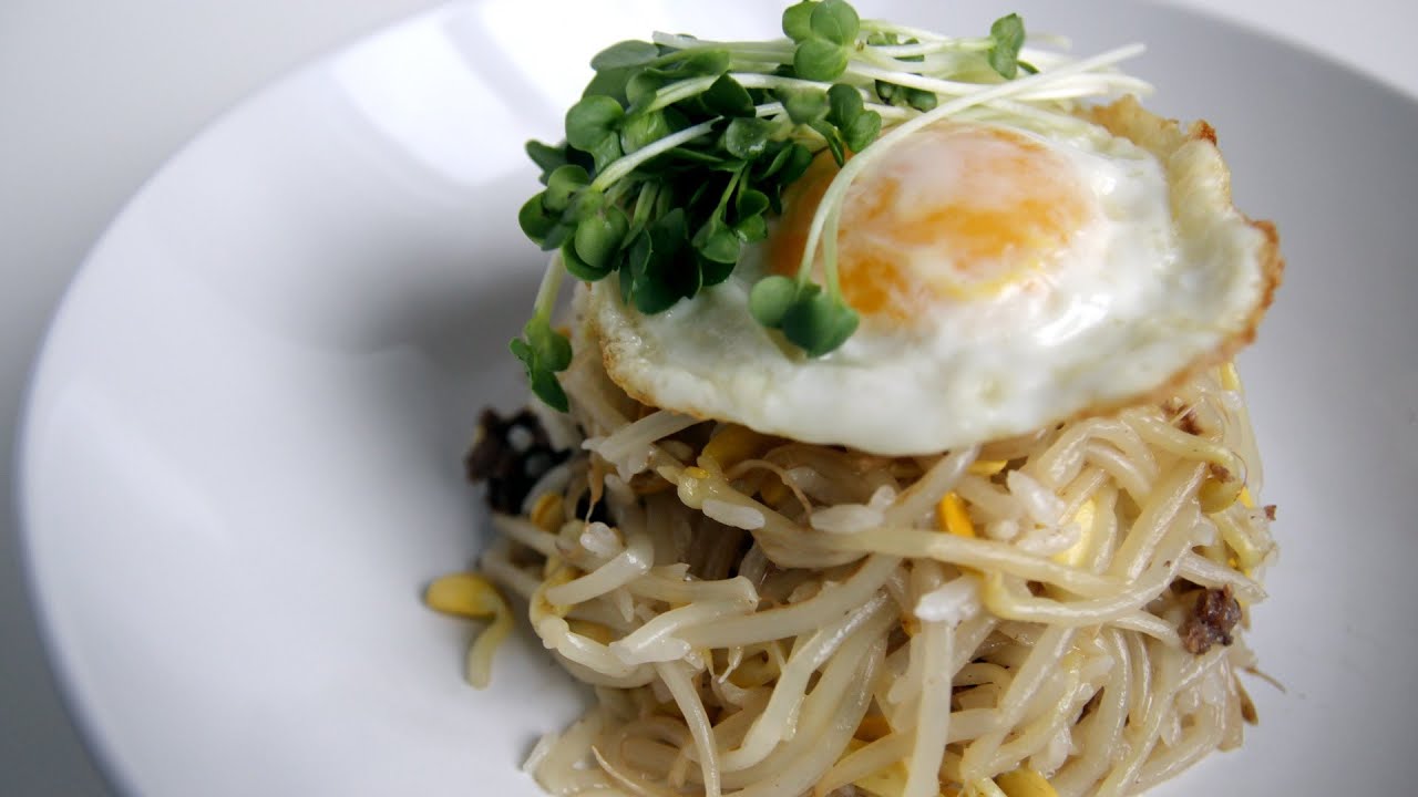 Soybean sprouts bibimbap (kongnamulbap: 콩나물밥) | Maangchi